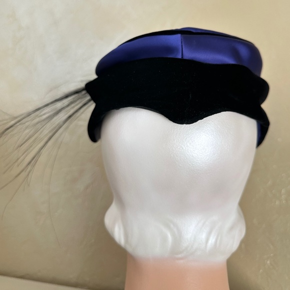 STATELY 1950s\' DESIGNER BLACK VELOUR/BLUE SATIN HAT + LONG FEATHERS main image 6